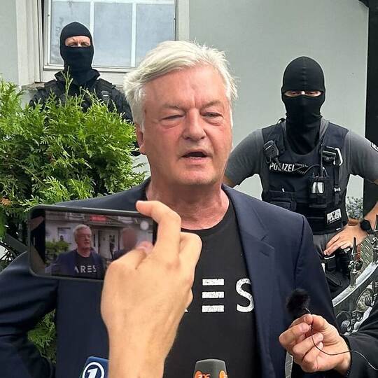 Polizei geht gegen rechtsextremes Magazin «Compact» vor