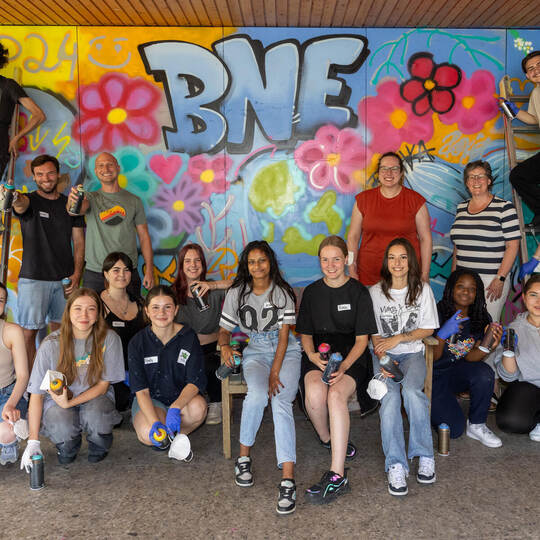 Die Wand ist voll, die Dosen leer und die Schülerinnen und Schüler sind glücklich. Street-Art Workshop Johanna-Wittum-Schule