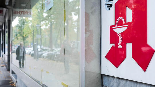 Alle 17 Stunden schließt in Deutschland eine Apotheke. Im ländlichen Raum wird es schwieriger, Menschen mit Medikamenten zu vers Geschlossene Apotheke