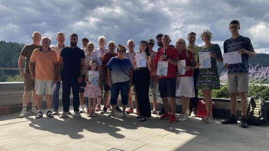 Der Erste Landesbeamte des Kreises Calw Frank Wiehe (3. von links), Mobiltätsmanager Mehemt Tubay (4. von links) und der Geschäf