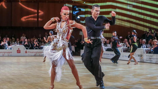Die Latein- Weltmeister Marius Balan und Kristina Moshenska. Meyer Goldstadtpokal 2020 Finale Int. Latein WDSF World Open Siegerehrung