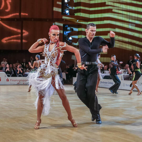 Die Latein- Weltmeister Marius Balan und Kristina Moshenska. Meyer Goldstadtpokal 2020 Finale Int. Latein WDSF World Open Siegerehrung