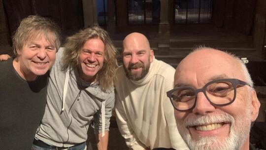 Auch Organisator Gerhard Baral (rechts) freut sich auf tolle Konzerte mit Peter Freudenthaler, Matthias Hautsch und Sebastian St