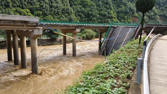 Unwetter in China - Brücke eingestürzt Unwetter in China - Brücke eingestürzt