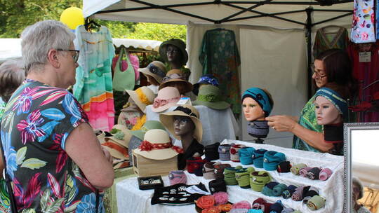 Ein schicker Hut für die Dame? Händler bieten auf einem Markt ihre Waren an.