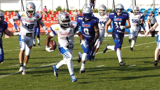 Wilddogs-Runningback Joshua Purdie (mit Ball) tänzelt durch die Abwehr der Albershausen Crusaders. J. Keller