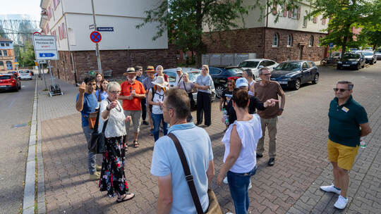 Fingerzeig: Die Teilnehmer des Fußverkehrchecks geben der Stadtverwaltung viele Hinweise darauf, wo es hakt. Foto: Meyer Fußverkehrscheck Oststadt