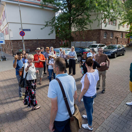 Fingerzeig: Die Teilnehmer des Fußverkehrchecks geben der Stadtverwaltung viele Hinweise darauf, wo es hakt. Foto: Meyer Fußverkehrscheck Oststadt