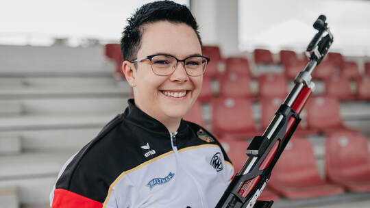 Sie ist bereit: Lisa Müller freut sich auf die bevorstehenden Schießsport-Wettkämpfe, bei denen sie mit dem Luftgewehr antritt. Olympiashooting Paris 2024