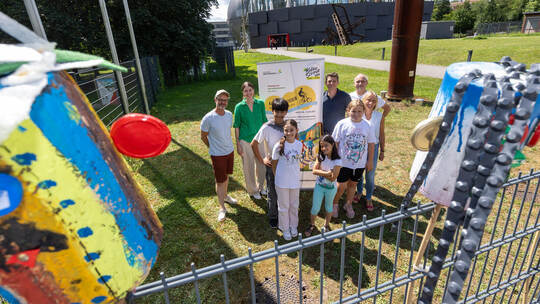 Gemeinsam präsentieren Robin Schneider(SJR), Linda Wendel (The Artpole), Halit, Efnan, Aleyna, Natalie, Bart Dewijze (The Artpol Müll Mäuler REgionalverband Nordschawarzwald