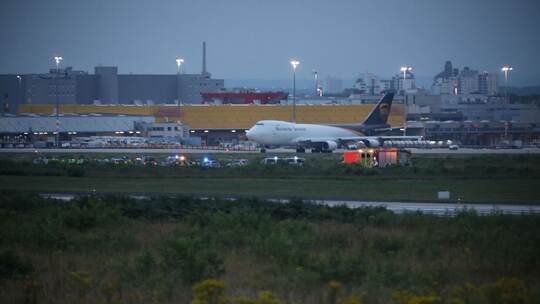 Klimaaktivisten kleben sich auf Flughafen Köln/Bonn fest