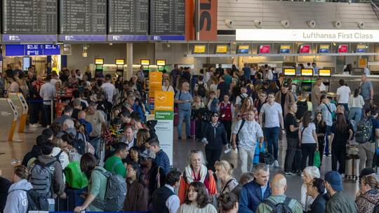 Klimaaktivisten legen Flugverkehr in Frankfurt lahm