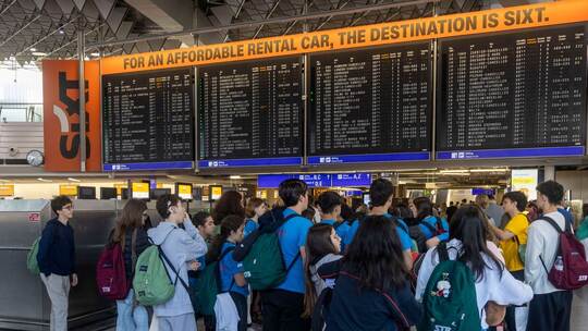Klimaaktivisten legen Flugverkehr in Frankfurt lahm