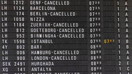 Klimaaktivisten legen Flugverkehr in Frankfurt lahm