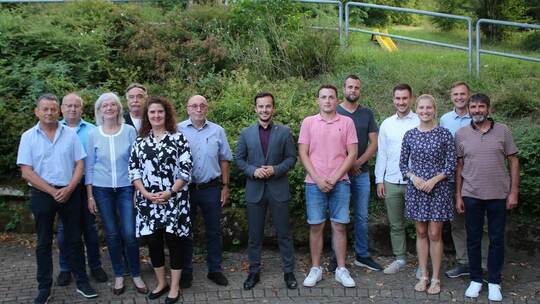 Aus dem Eisinger Gemeinderat verabschiedete Bürgermeister Sascha-Felipe Hottinger (Mitte) die Mitglieder Michael Oesterle (von l