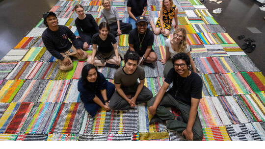 Auf dem Teppich geblieben: Künstler der indonesischen Rakarsa Foundation und des Pforzheimer Designkollektivs 4E. Ausstellung Silaturahmi EMMA Kreativzentrum