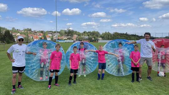 Beim Spiel mit den Bubble Balls soll der Spaß im Vordergrund stehen. Rechts Jugendtrainer und Organisator Jochen Schleeh. Foto: