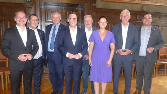Fröhliche VIP-Runde: MdB Klaus Mack, der französische Generalkonsul aus Stuttgart, Gaël de Maisonneuve, der FDP-Fraktionsvorsitz