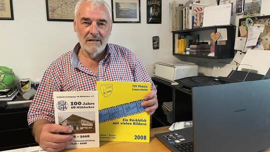 Wolfgang Bossert, Vereinsmitglied bei 08 Mühlacker, legt sich mit den Verantwortlichen des TSV Phönix Lomersheim an. Hier zeigt