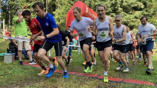 Sonntags halb zehn in Schömberg: Die Läufer der elf Kilometer langen Kurzstrecke starten auf ihre Runde. Biermayer