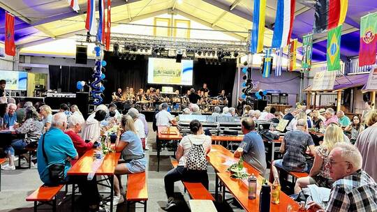 Auch Karlsbads Bürgermeister Björn Kornmüller mit Familie ist übers Wochenende natürlich mit dabei: Im vollen Festzelt spielt zu