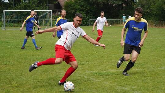 Ein spannendes und zugleich faires Duell haben sich beim Fußballturnier die Alten Herren des SV Waldrennach (blaue Trikots) und