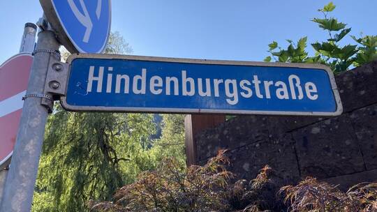 Die Höfener Durchgangsstraße wird auch weiterhin Hindenburgstraße heißen. Ein Niedersachse hatte die Umbenennung gefordert, ist
