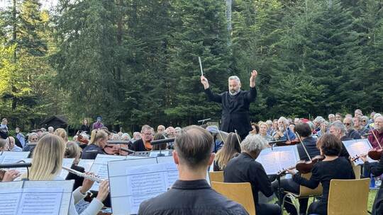 Antonio Fogliani dirigiert das Philharmonische Orchester Krakau bei idyllischen Waldkonzert auf dem Sommerberg. Sabine Zoller