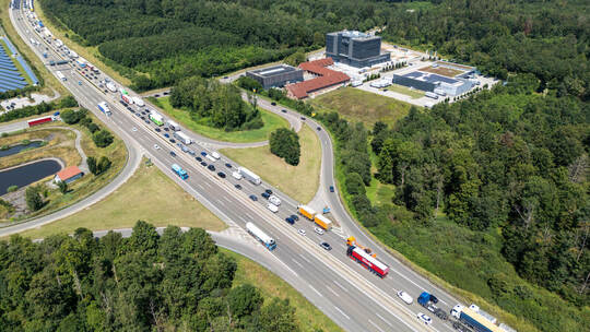 Der A8-Knoten bei Heimsheim am Dienstag: Der Verkehr fließt mal wieder zäh und stockt – wenn auch dieses Mal nicht wegen Rücksta