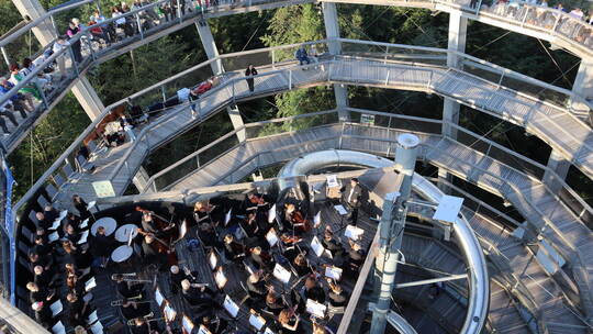 Ein besonderes Erlebnis ist stets das Eröffnungskonzert von Rossini in Wildbad auf dem Aussichtsturm des Baumwipfelpfads. Magdal