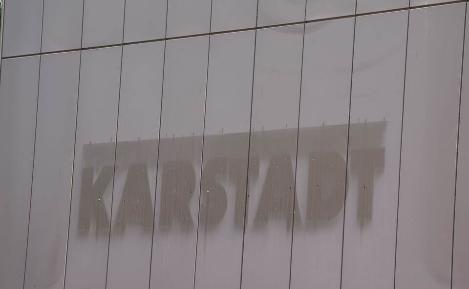 Verblichener Karstadt-Schriftzug Verblichener Karstadt-Schriftzug