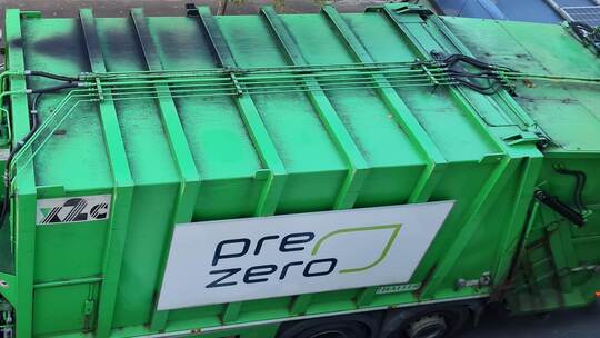 Ganz schön eng geht es in einigen Straßen für das PreZero-Personal zu. Dann ist für die Fahrer der schweren Fahrzeuge Zentimeter