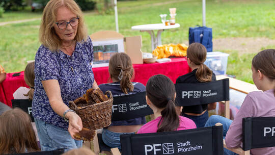 Nicht nur zuhören, auch fühlen! Heike Herb verteilt Bienenwaben. Imker Workshop für Mädchen