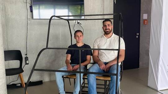 Prototyp mit den Studenten Noel Zeller und Joel Yildiz (von links). Hochschule Pforzheim.
