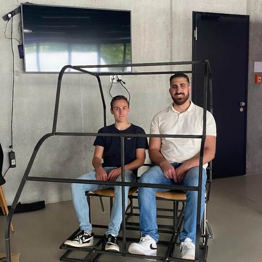 Prototyp mit den Studenten Noel Zeller und Joel Yildiz (von links). Hochschule Pforzheim.