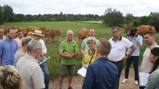 Der Feldrennacher Landwirt Horst Reiser (grünes Poloshirt) erläutert Grünen-Landtagsabgeordneter Stefanie Seemann, Straubenhardt