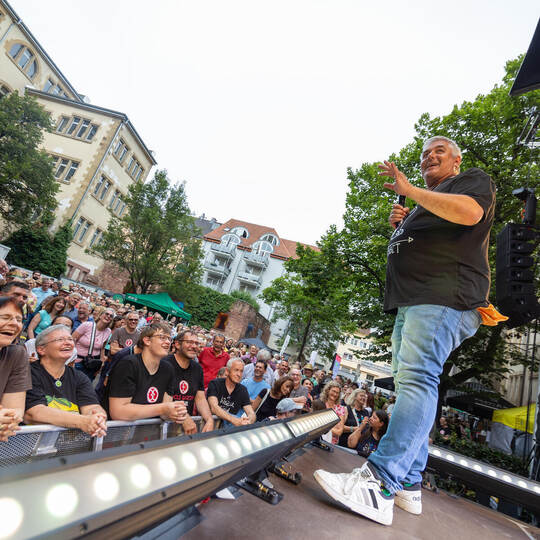 Den Fans steht der Spaß ins Gesicht geschrieben. Comedian Ingo Oschmann begeistert die Massen beim „Fools Garden“-Festival. Röhr Fools Garden Sonntag Ingo Oschmann
