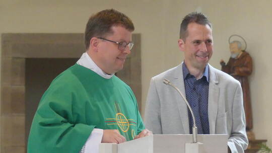 Die Gratulation zum 30-jährigen Priesterjubiläum von Pfarrer Andreas Schulz kam vom gewählten Vorsitzenden der Katholischen Kirc
