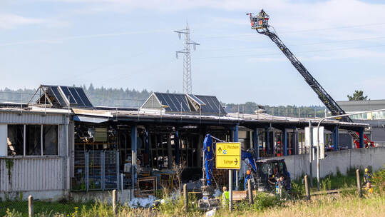 Immer wieder musste die Feuerwehr Glutnester in dem Lager im ehemaligen Mahle-Gebäude an der Eutinger Straße löschen, das Mitte