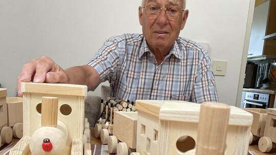 Mit Marienkäferchen als Glücksbringer: Diese Holzloks samt Anhänger verschenkt der Eutinger Bernd Frey an Kindergärten. Roth