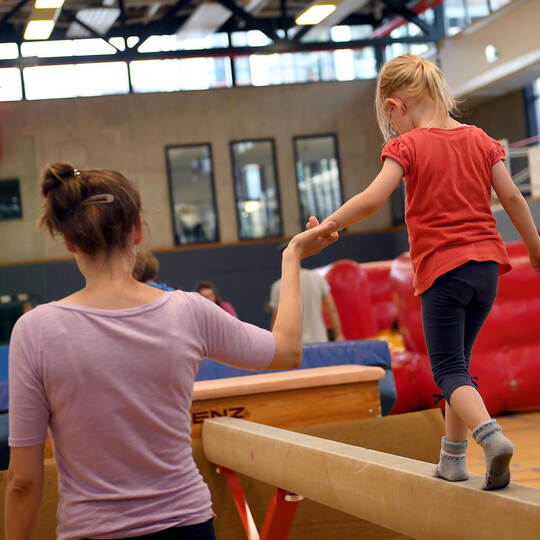 Auch Eltern können sich bis zu einem gewissen Grad in den Sportstunden der Kinder einbringen. Britta Pedersen/picture alliance/d Kindersport