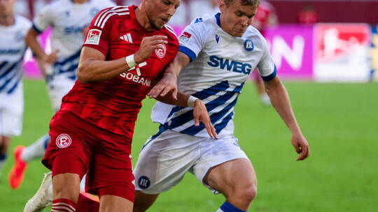 Es war definitiv ein hartes Stück Arbeit für Karlsruhes Lasse Günther (rechts) gegen Fortuna DÜsseldorf um Jona Niemiec. Marius Fortuna Düsseldorf - Karlsruher SC
