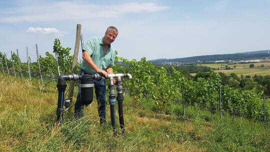 Frank Jaggy zeigt die Anlage zur künstlichen Bewässerung gegen Trockenheit und Hitze in Zeiten des Klimawandels. Weimper