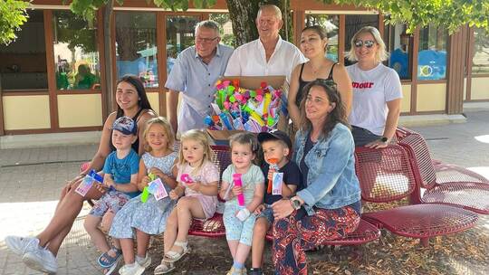 Strahlende Augen gibt es durch die Kooperation von zwei Vereinen. Im Bild: Fatima Soares-Kossmann (vorne links) mit Kindern und