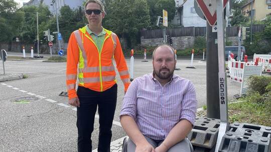 Oliver Gruber vom Regierungspräsidium Karlsruhe (links) und Leiter der Straßenverkehrsbehörde Dominik Blessing haben die Baustel