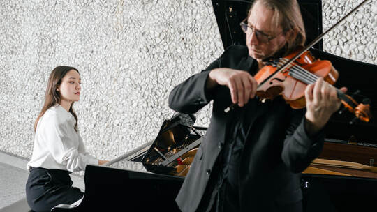 Festival-Intendant Oliver Scherke beim letzten Konzert an der Viola.