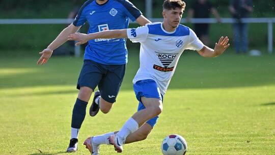 Alessio Allkollari (vorne) hat sich in den Kader des CfR Pforzheim gespielt. Der 21-Jährige spielte im Pokal gegen den FC Östrin