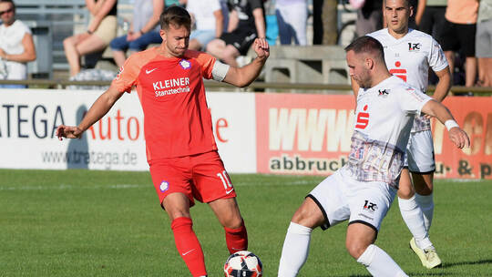 FCN-Urgestein Niklas Hecht-Zirpel (links im Pokal gegen Bruchsal) führt in dieser Saison erneut eine junge Mannschaft an. Ripber