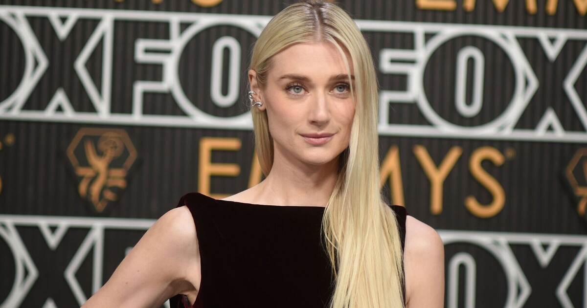 «Crown»-Darstellerin: Musste mir Diana-Verhalten abgewöhnen - Show-Biz ...