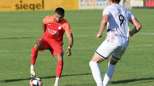 Enes Tubluk (links im Pokal gegen Bruchsal) glich für den FC Nöttingen gegen Hollenbach in der Nachspielzeit aus. Ripberger/PZ-A